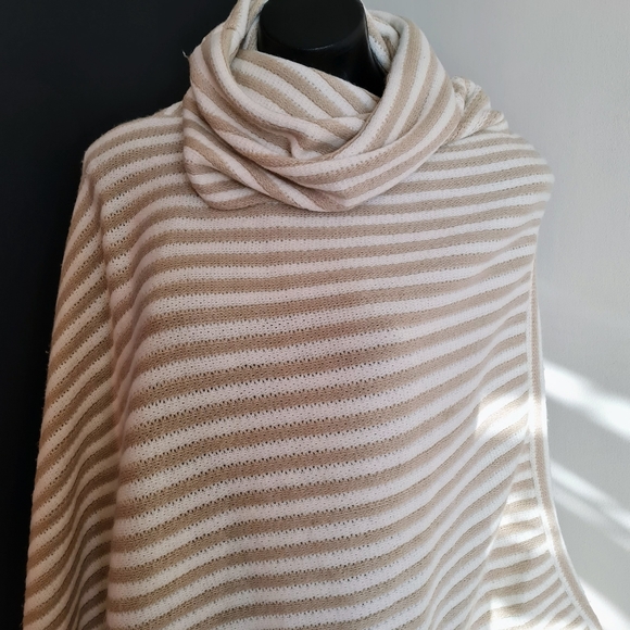 Women's one size 'MILLERS' Gorgeous white and cream turtleneck poncho- AS NEW - Picture 2 of 6